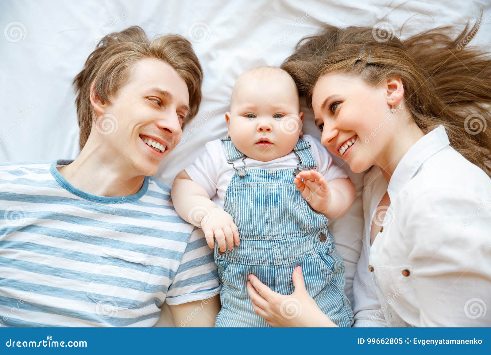 Pere Et Bebe Heureux De Mere De Famille Dans Le Lit Image Stock Image Du Mensonge Joyeux Pere Et Bebe Heureux De Mere De Famille Dans Le Lit Image Stock Image Du Mensonge Joyeux
