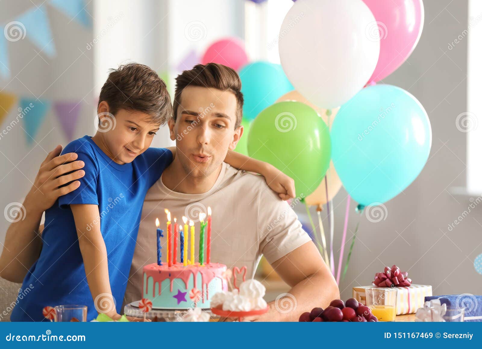 Pere Et Fils Avec Le Gateau D Anniversaire A La Partie Image Stock Image Du Joie Anniversaire