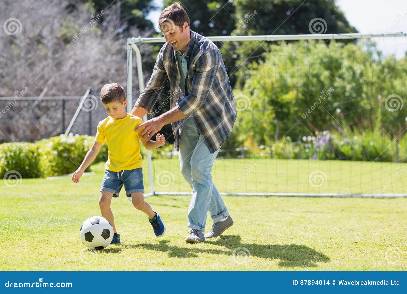Папа играет в футбол. Отец и сын футбол. Отца и сына играющих в футбол. Папа с сыном играют в футбол. Мальчик с папой играет в футбол.
