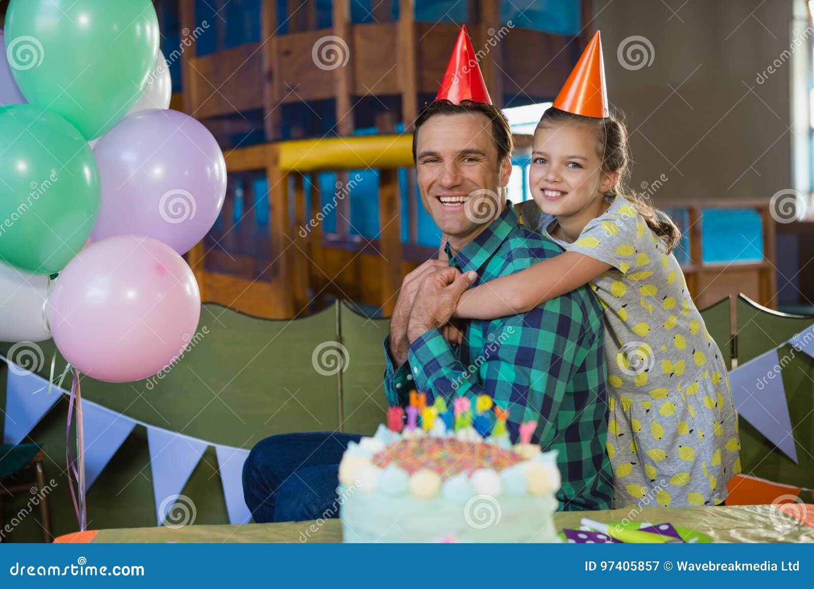 Pere Heureux Et Fille Celebrant La Fete D Anniversaire Image Stock Image Du Confiserie Occasionnel Pere Heureux Et Fille Celebrant La Fete D Anniversaire Image Stock Image Du Confiserie Occasionnel