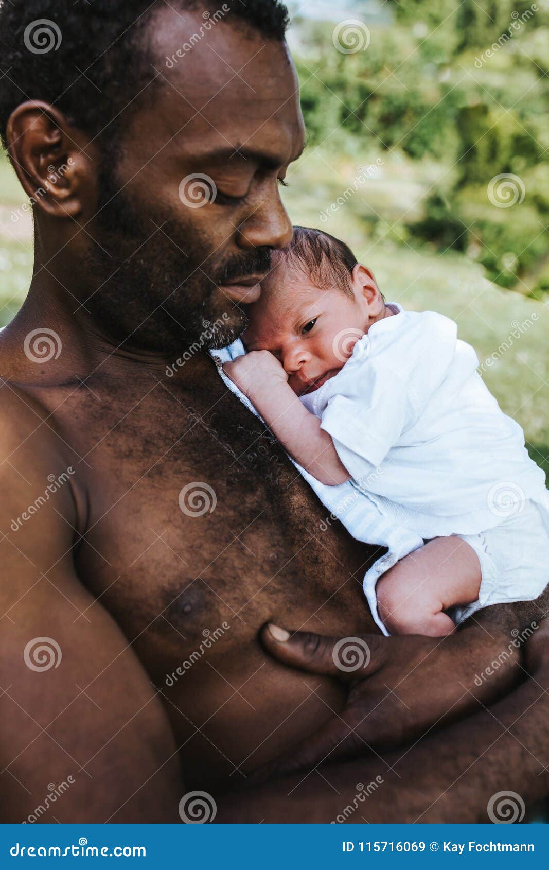 Pere Noir Tenant Sa Fin De Bebe Garcon De Metis De Sommeil Image Stock Image Du Endormi Adherence Pere Noir Tenant Sa Fin De Bebe Garcon De Metis De Sommeil Image Stock Image Du Endormi Adherence