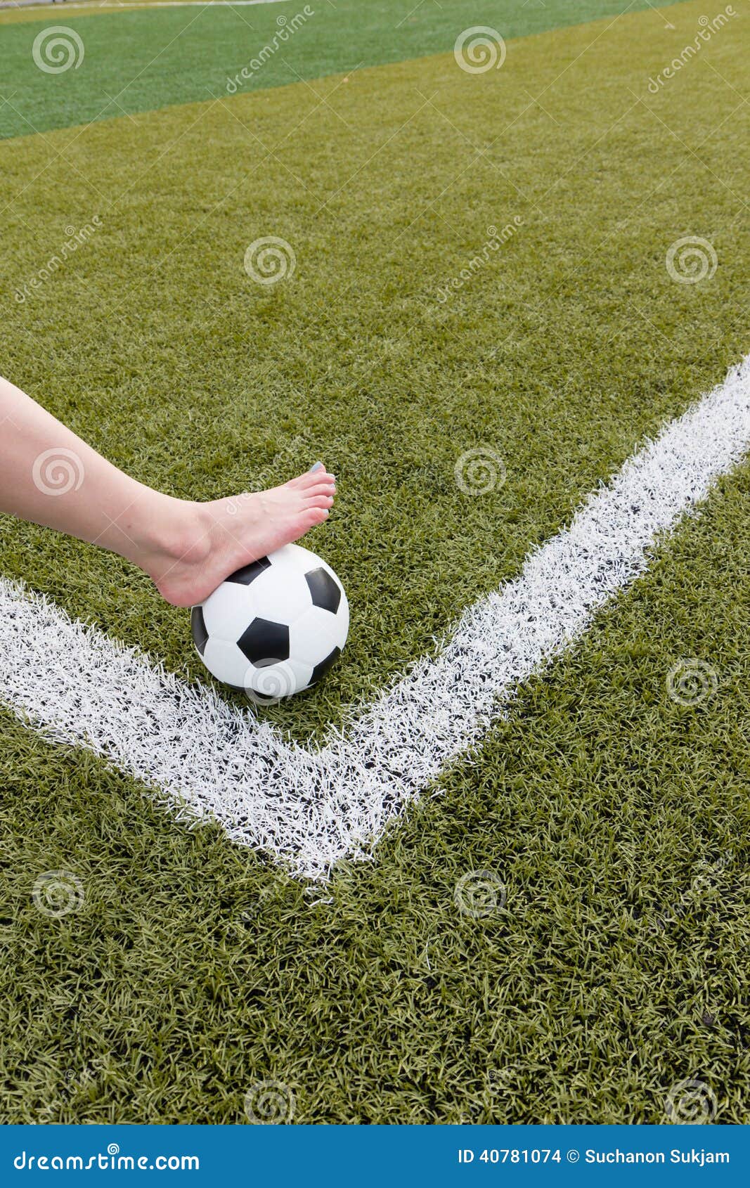 Garotas esportivas passando bola de futebol em campo verde. duas meninas em  roupas esportivas jogando futebol juntos, correndo rápido e  profissionalmente chutando bola. estilo de vida saudável e conceito de  futebol feminino