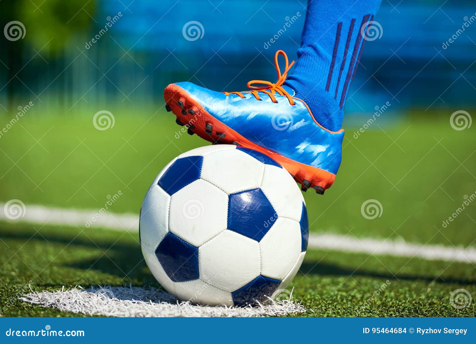 Pé Do Jogador De Futebol Na Bota Do Futebol Na Bola Foto de Stock