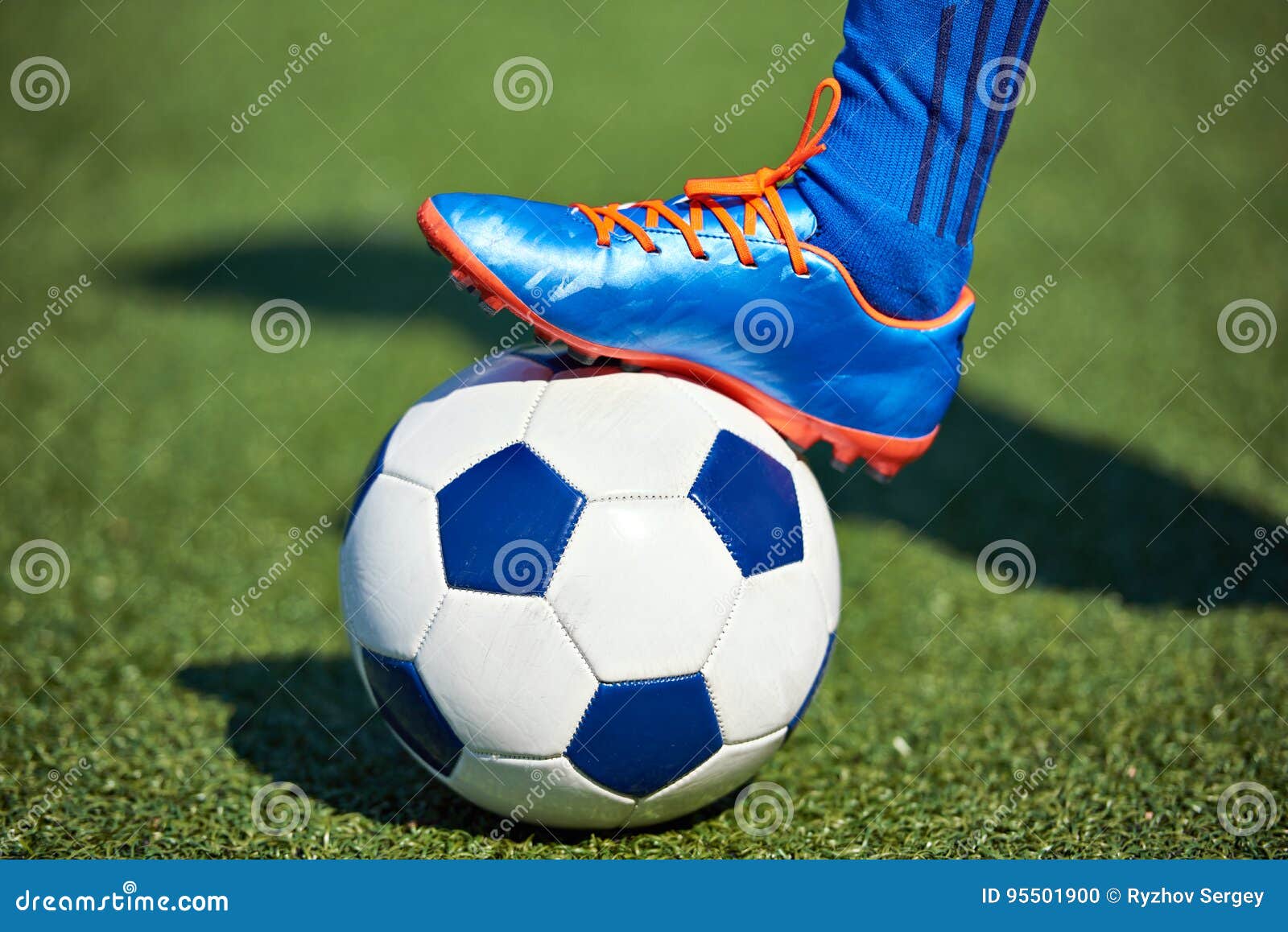 Pé Do Jogador De Futebol Na Bota Do Futebol Na Bola Foto de Stock