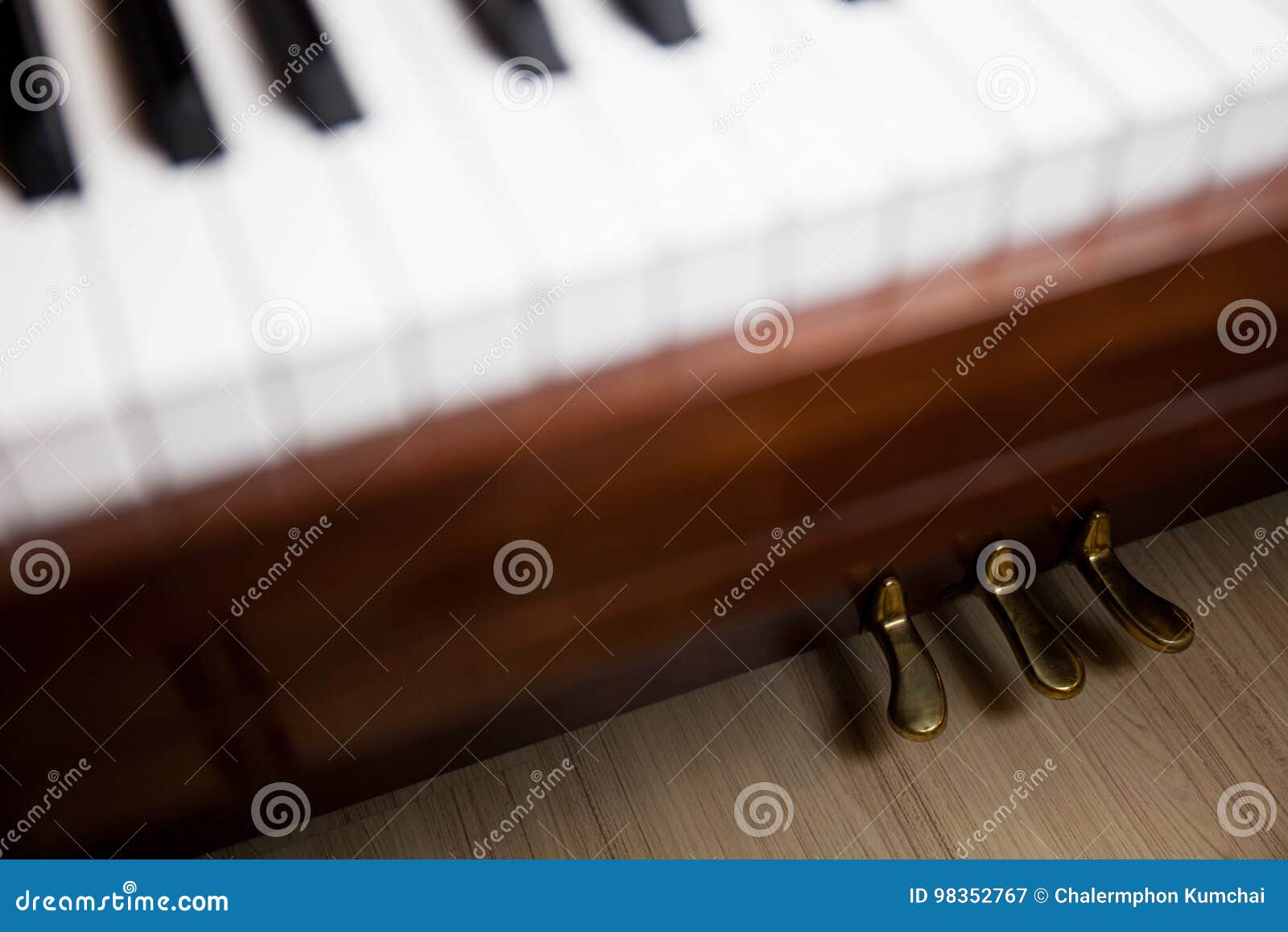 Pédale de pied de piano image stock. Image du piano, pédale - 98352767