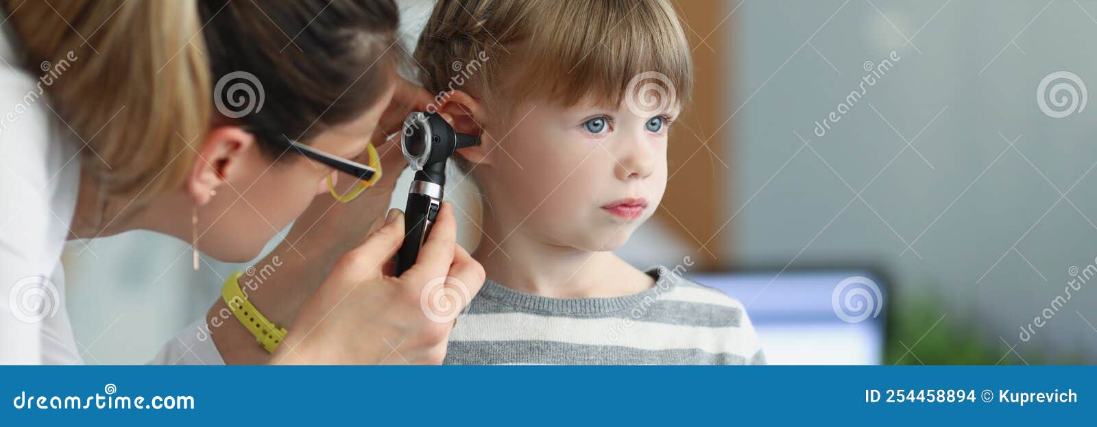 Petit Enfant Examinant L'oreille Du Médecin Avec Otoscope Dans Le
