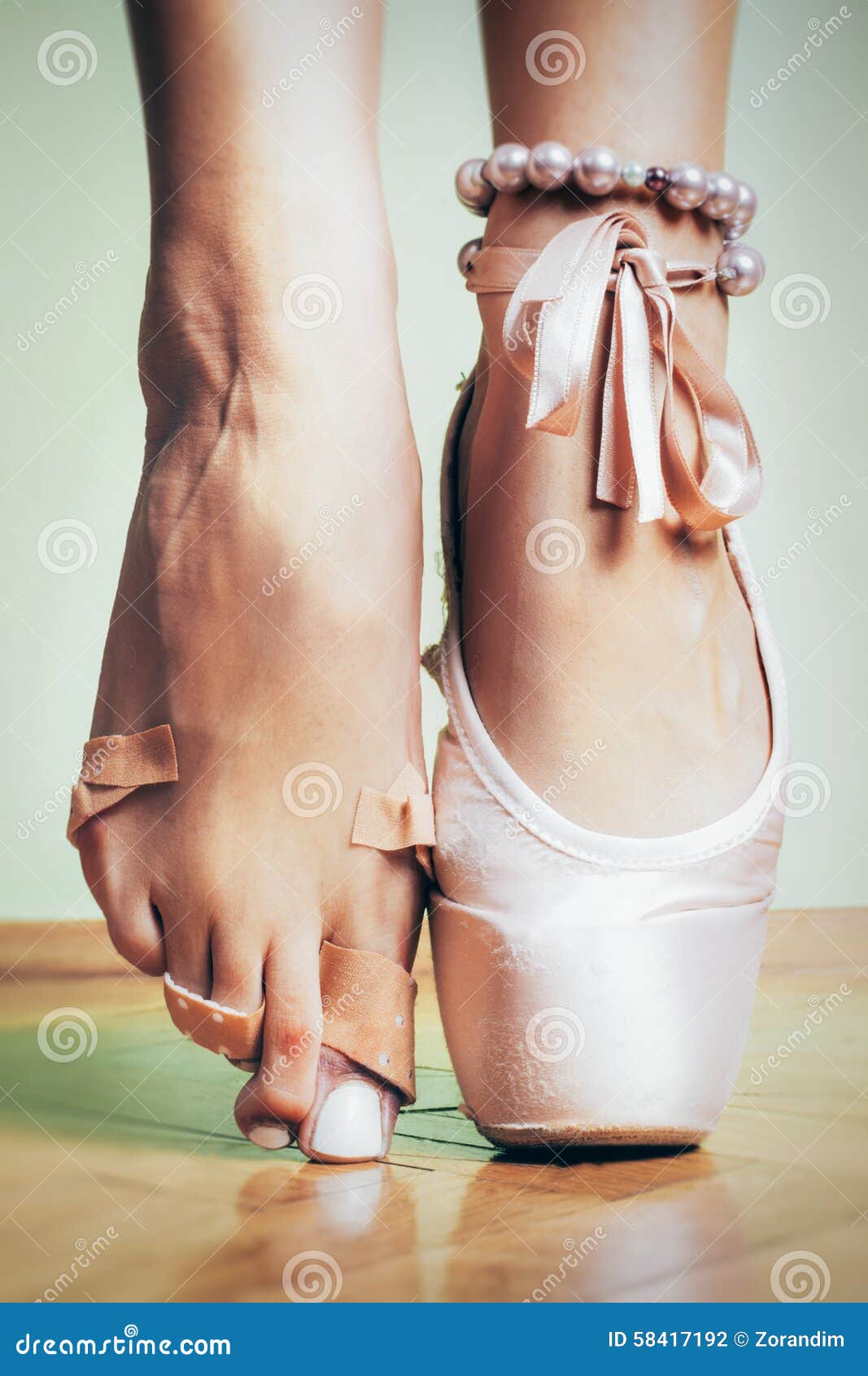 Pés da bailarina da dança foto de stock. Imagem de branco - 58417192