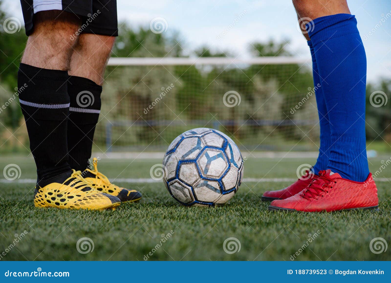 Pés De Jogadores De Futebol Antes De Iniciar Uma Partida Imagem de