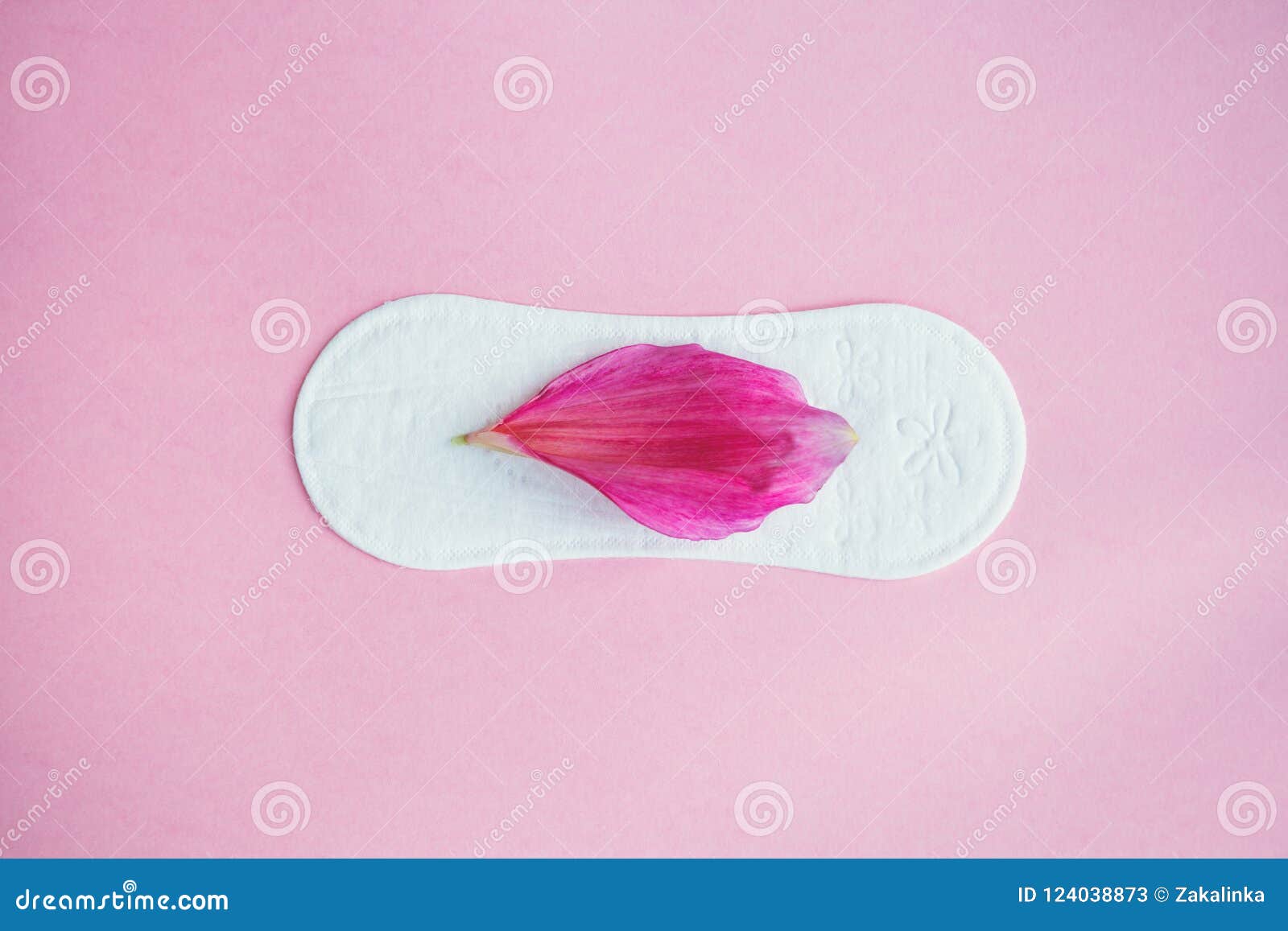 Foto de Menstruação Mulher Branca Deitada No Fundo Rosa Forro Feminino Com  Pena Vermelha Os Dias Críticos Das Mulheres e mais fotos de stock de  Algodão - Material Têxtil - iStock