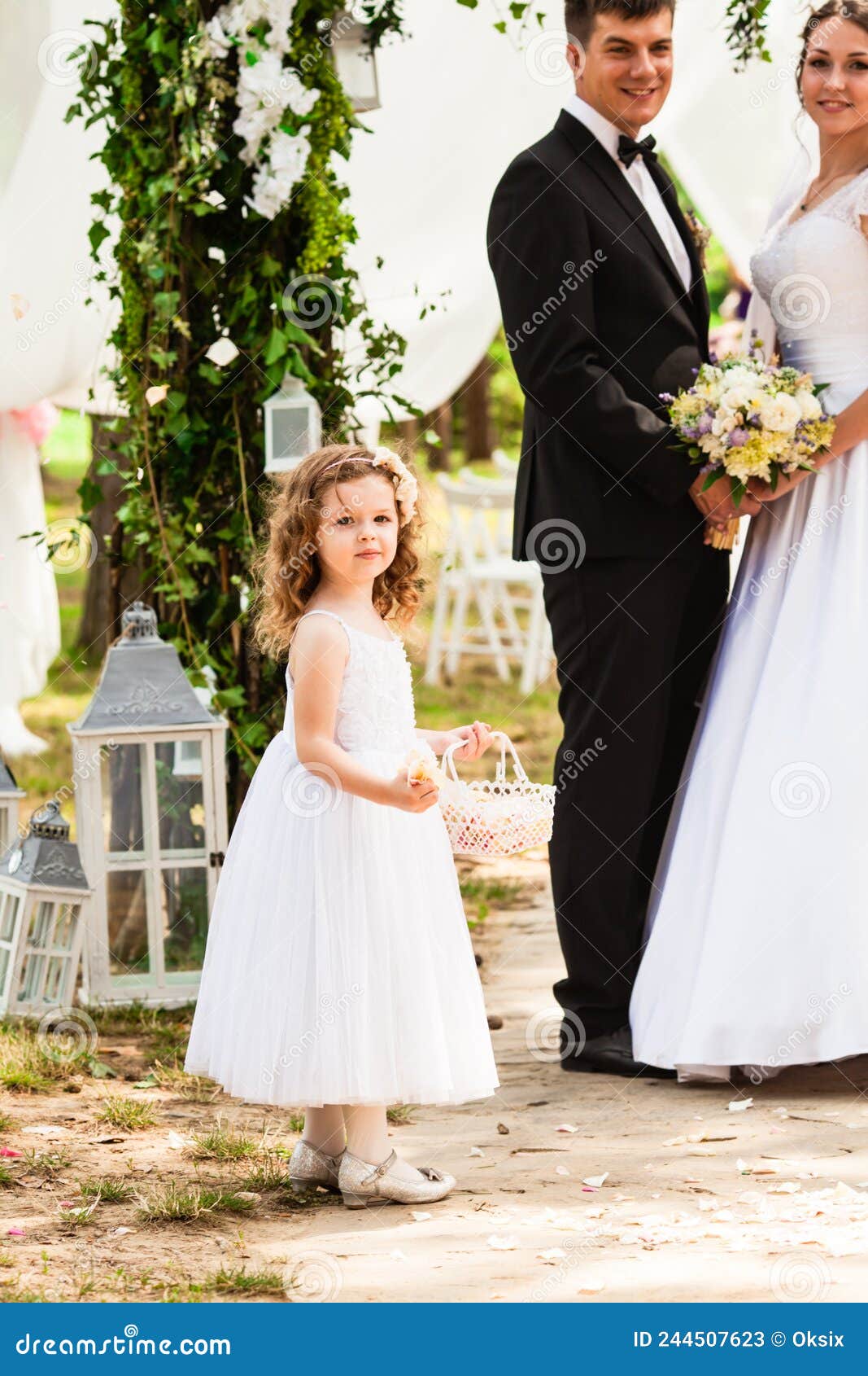 Pétalos De Rosa Voladores De Bodas De Niños En La Ceremonia Imagen de  archivo - Imagen de novio, bridesmaid: 244507623