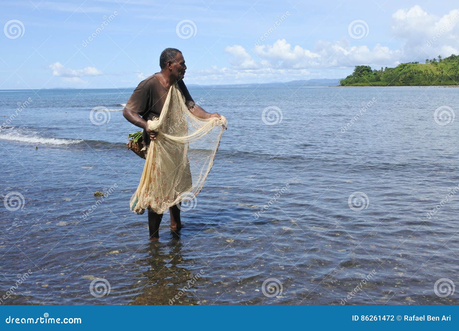 Un jeune pêcheur indien fumer dans un hawling lungi tirant dans son filet  de pêche de la plage, de l'Inde Photo Stock - Alamy