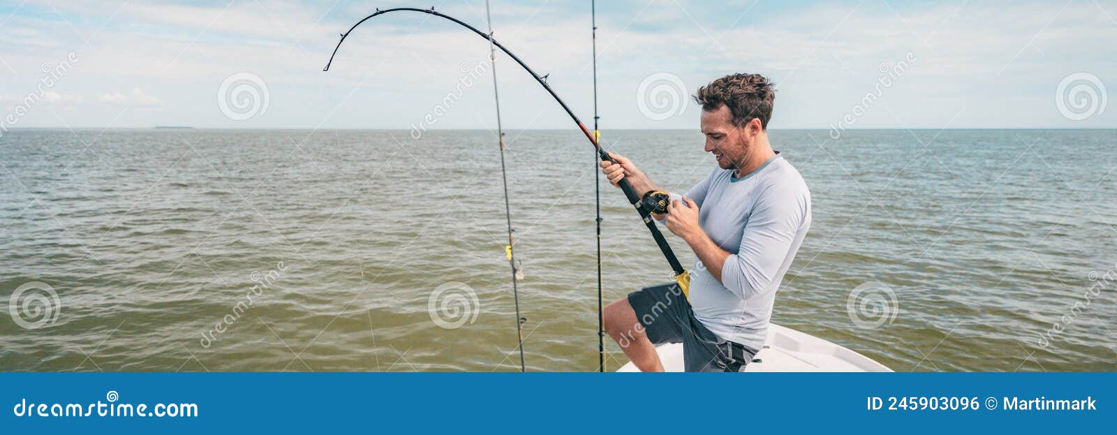 Pêche Jeune Homme Avec Sport Fil De Pêche Et Ligne De Bobine Pour