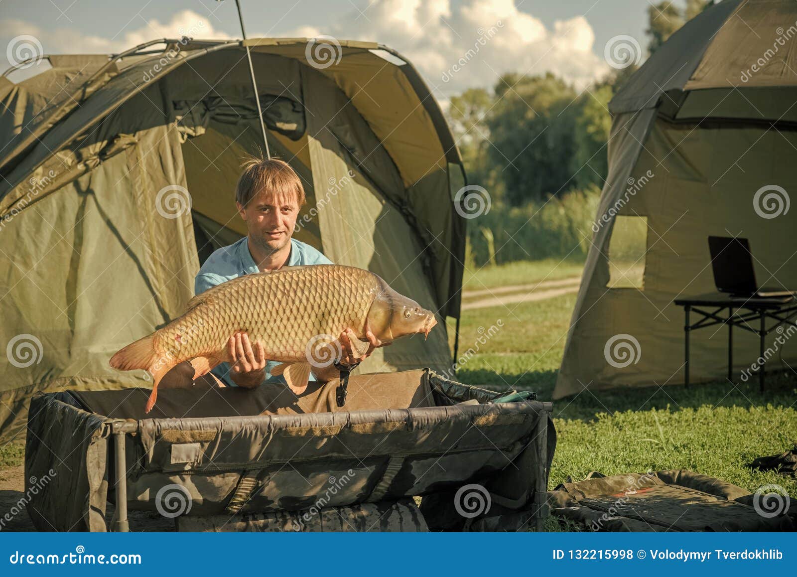 Pêcheur à La Ligne Heureux Avec Le 