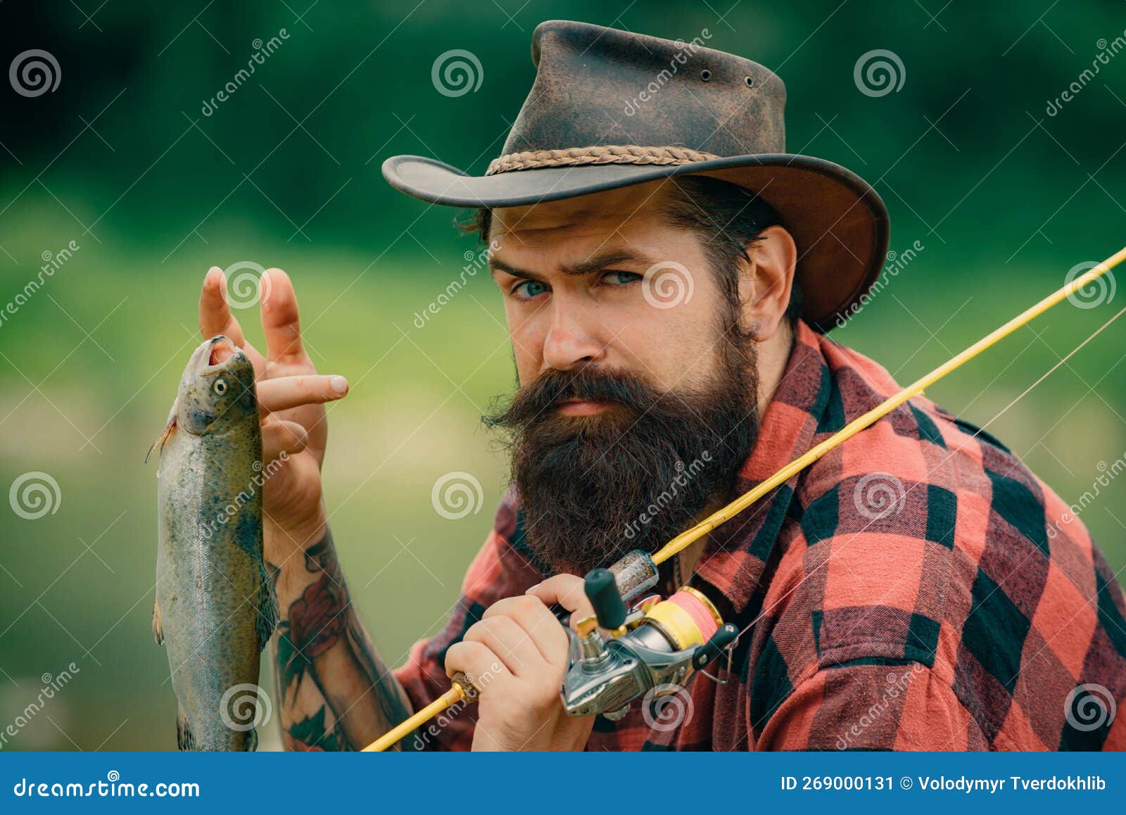 L'enfant Sérieux De Petit Garçon Pêche Sur La Rivière Avec Une Canne à Pêche.  Image stock - Image du enfance, petit: 203541551