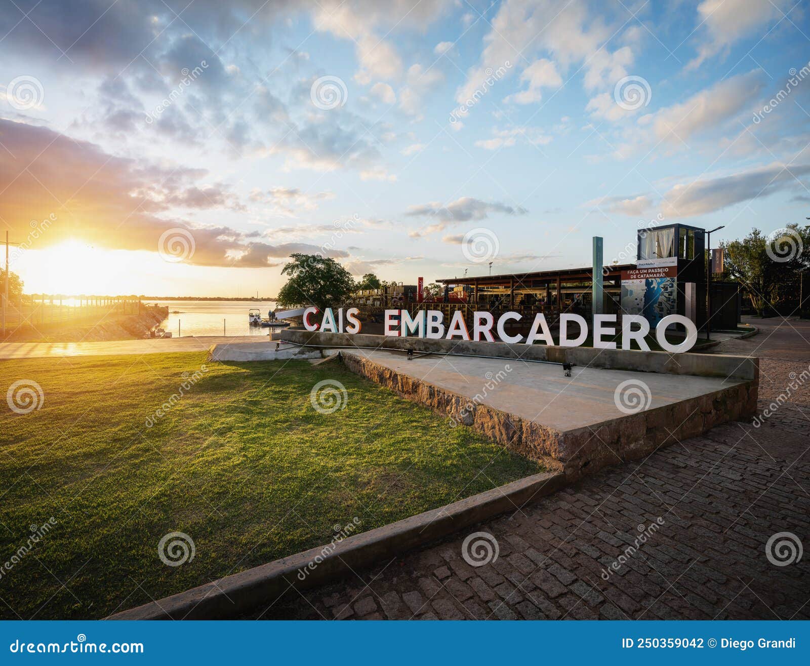Cais Embarcadero: ponto de encontro de Porto Alegre e o Guaíba