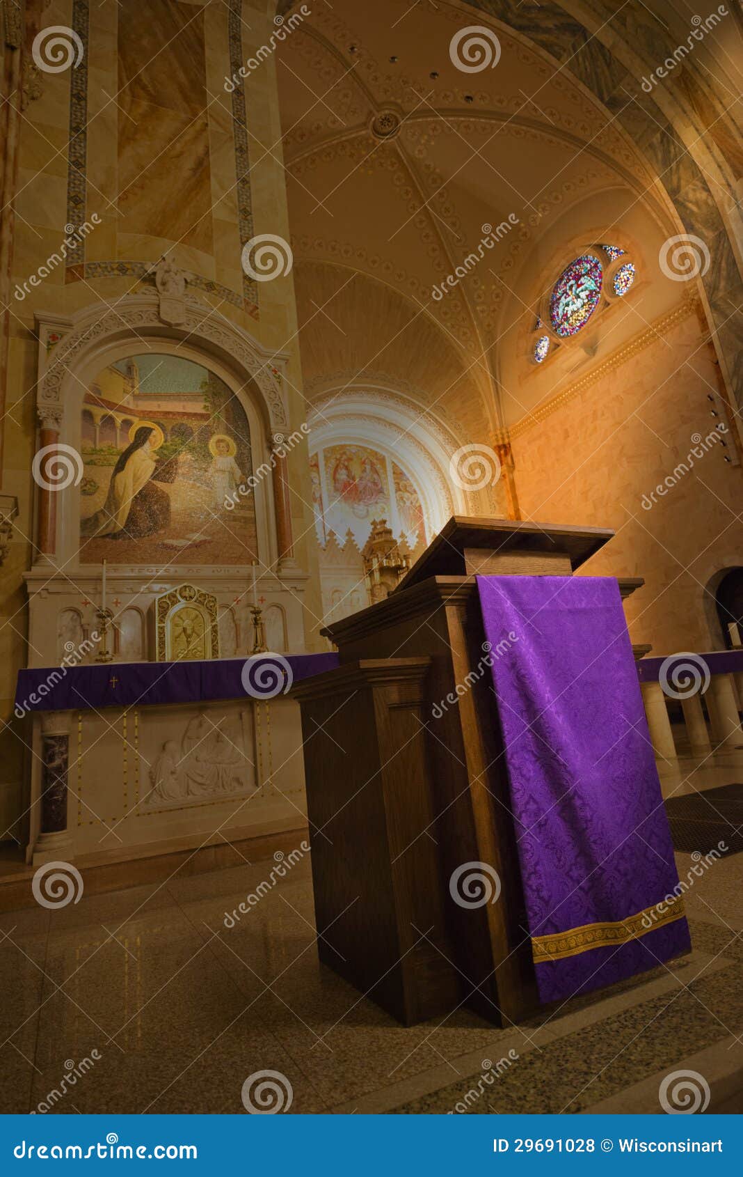 Púlpito De La Iglesia, Religión Cristiana Foto de archivo - Imagen de  traje, podio: 29691028