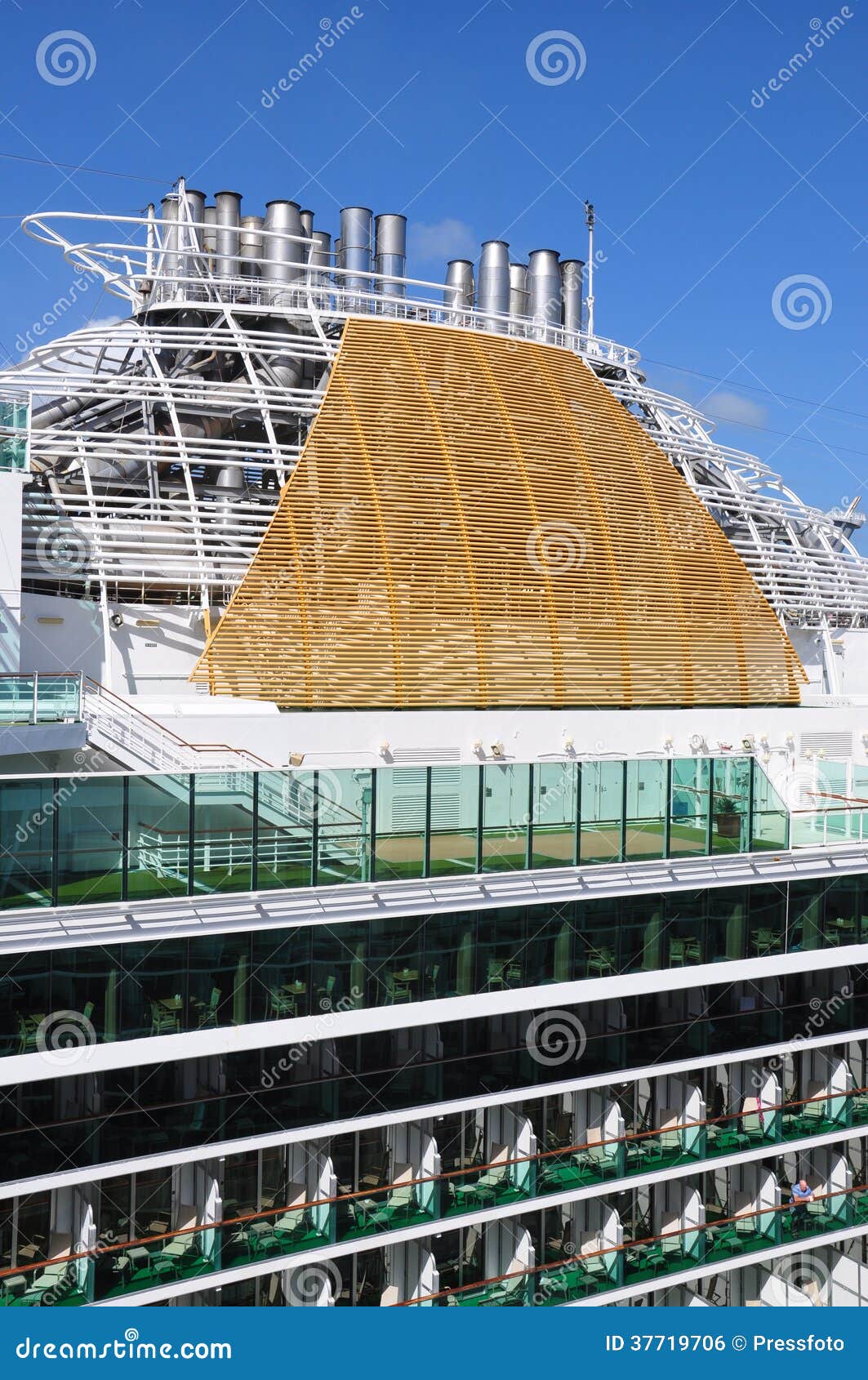 P&O Ventura funnel editorial photo. Image of line 37719706