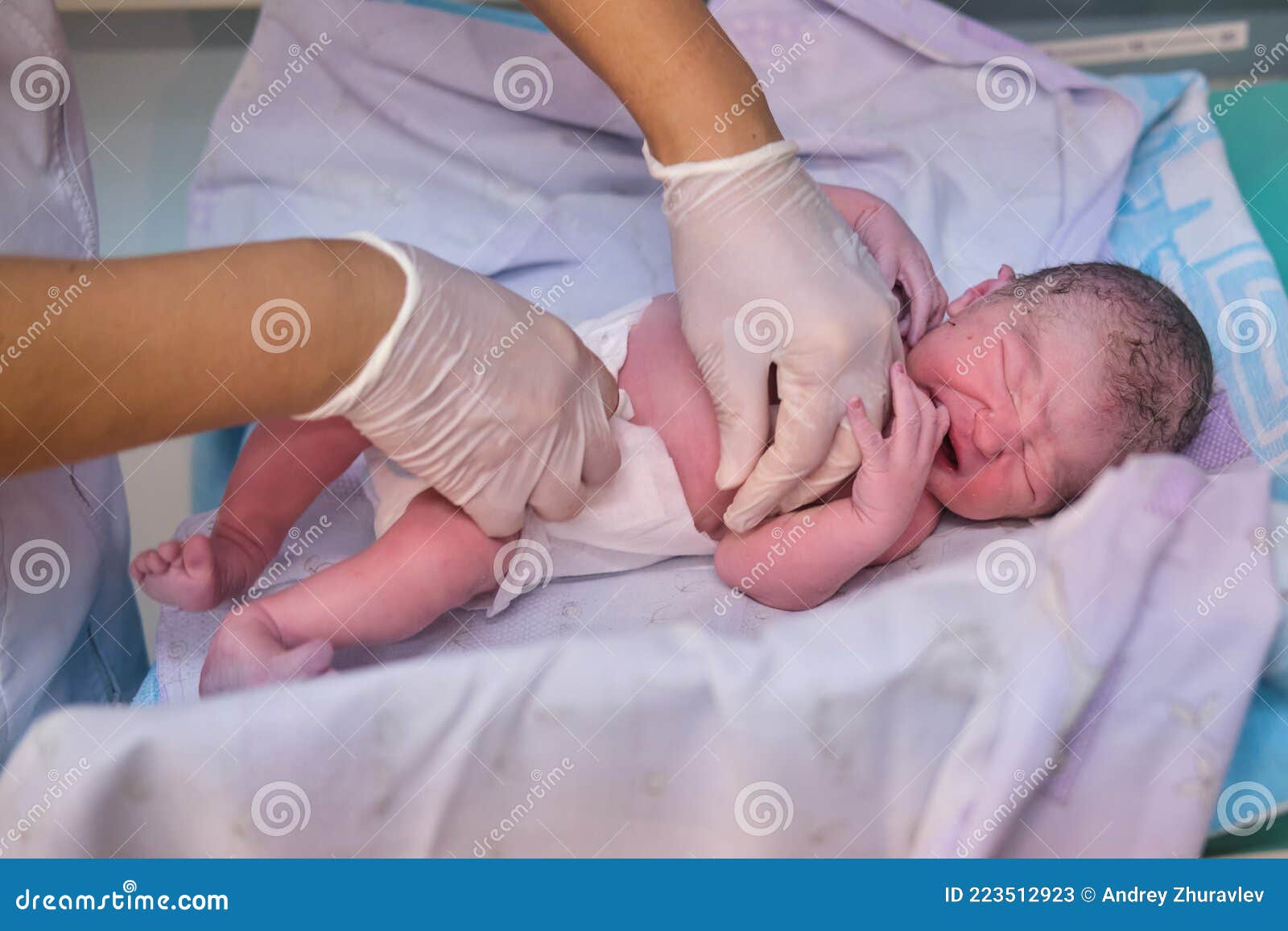 Pañal De Vestir Para Recién Nacidos Por Un Médico Inmediatamente Después  Del Parto Imagen de archivo - Imagen de alineada, madre: 223512923