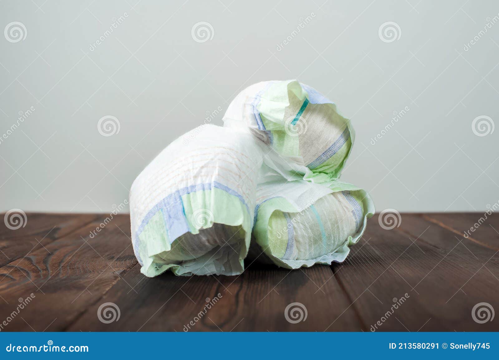 Cubo De La Basura Por Completo De Pañales Sucios Usados Foto de archivo -  Imagen de suelo, lata: 119498530