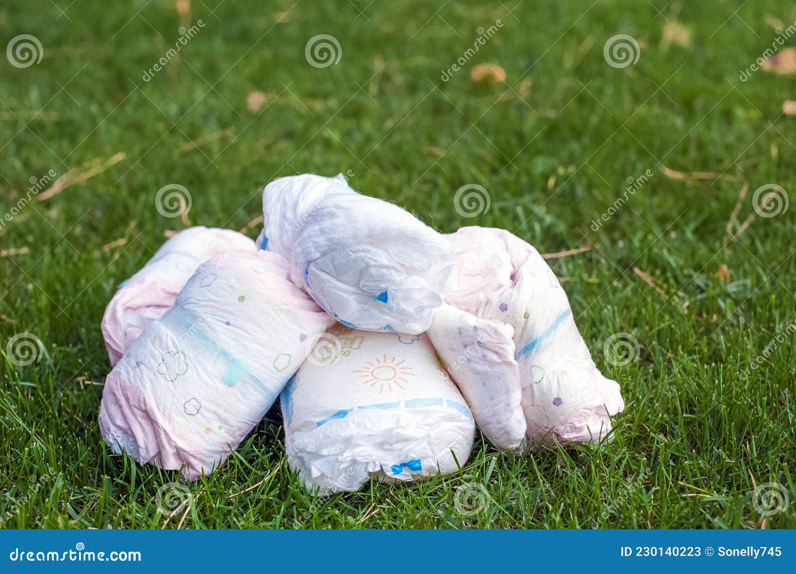 Los pañales desperdician pañales sucios en un cubo de basura eliminación de  pañales usados para bebés impacto ambiental de los pañales desechables  contaminación del medio ambiente suelo y agua