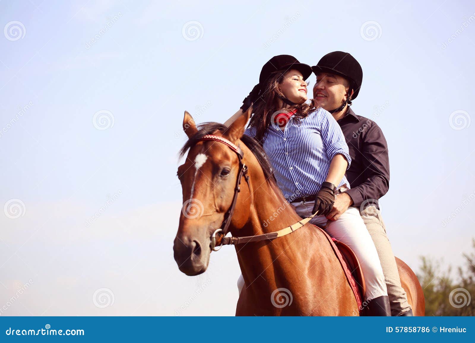 Мы вновь ехали на лошадях и любовались
