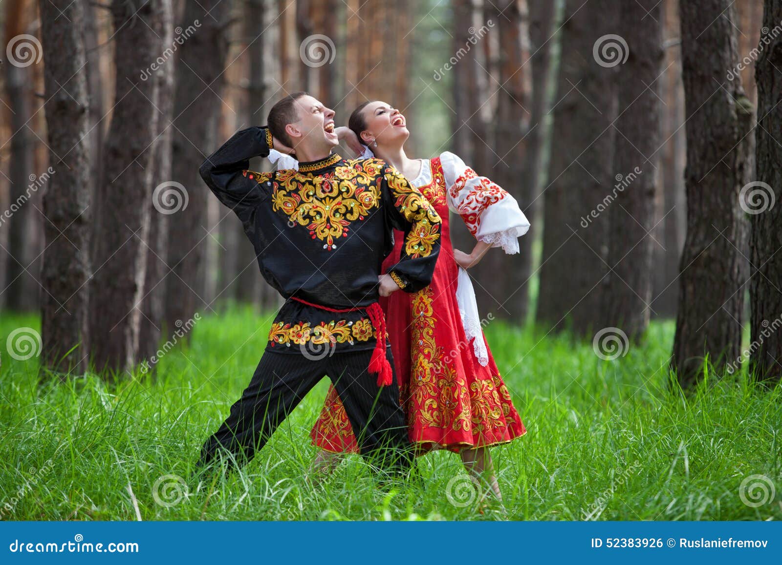https://thumbs.dreamstime.com/z/paar-die-russische-traditionele-kleding-op-aard-dansen-52383926.jpg