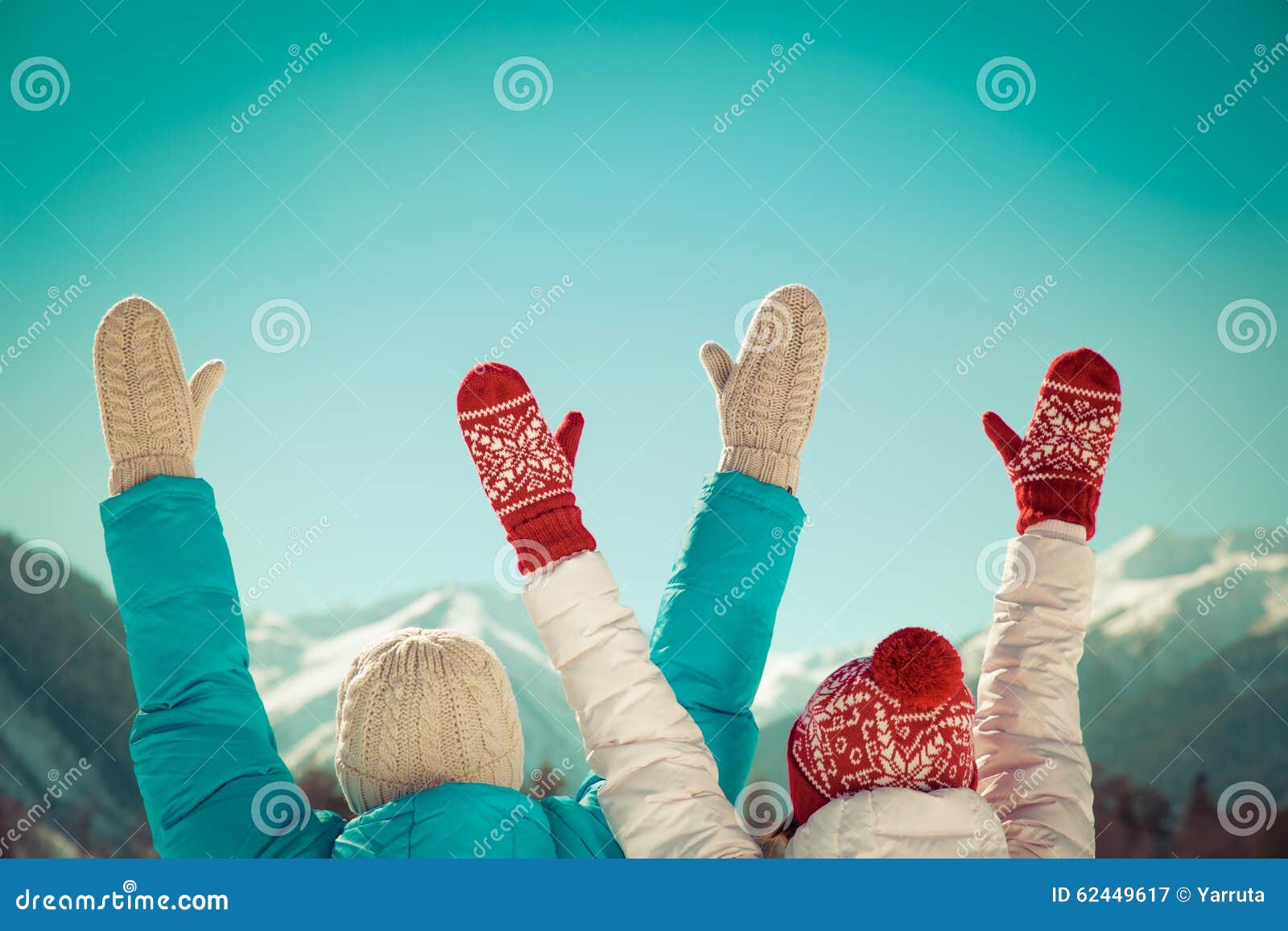 Paar-Freiheits-Winter-Spaß-Gebirgsblauer Himmel-Hintergrund