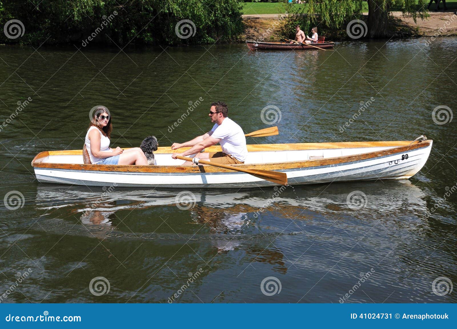 Paar in Het Roeien Van Boot, StratfordopAvon Redactionele Foto