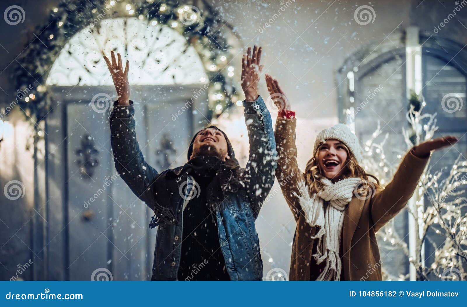 Paar openlucht in de winter. Het jonge romantische paar heeft in openlucht pret in de winter vóór Kerstmis Samen genietend het besteden van tijd in Nieuwjaarvooravond Twee minnaars koesteren en kussen in de Dag van Heilige Valentine ` s