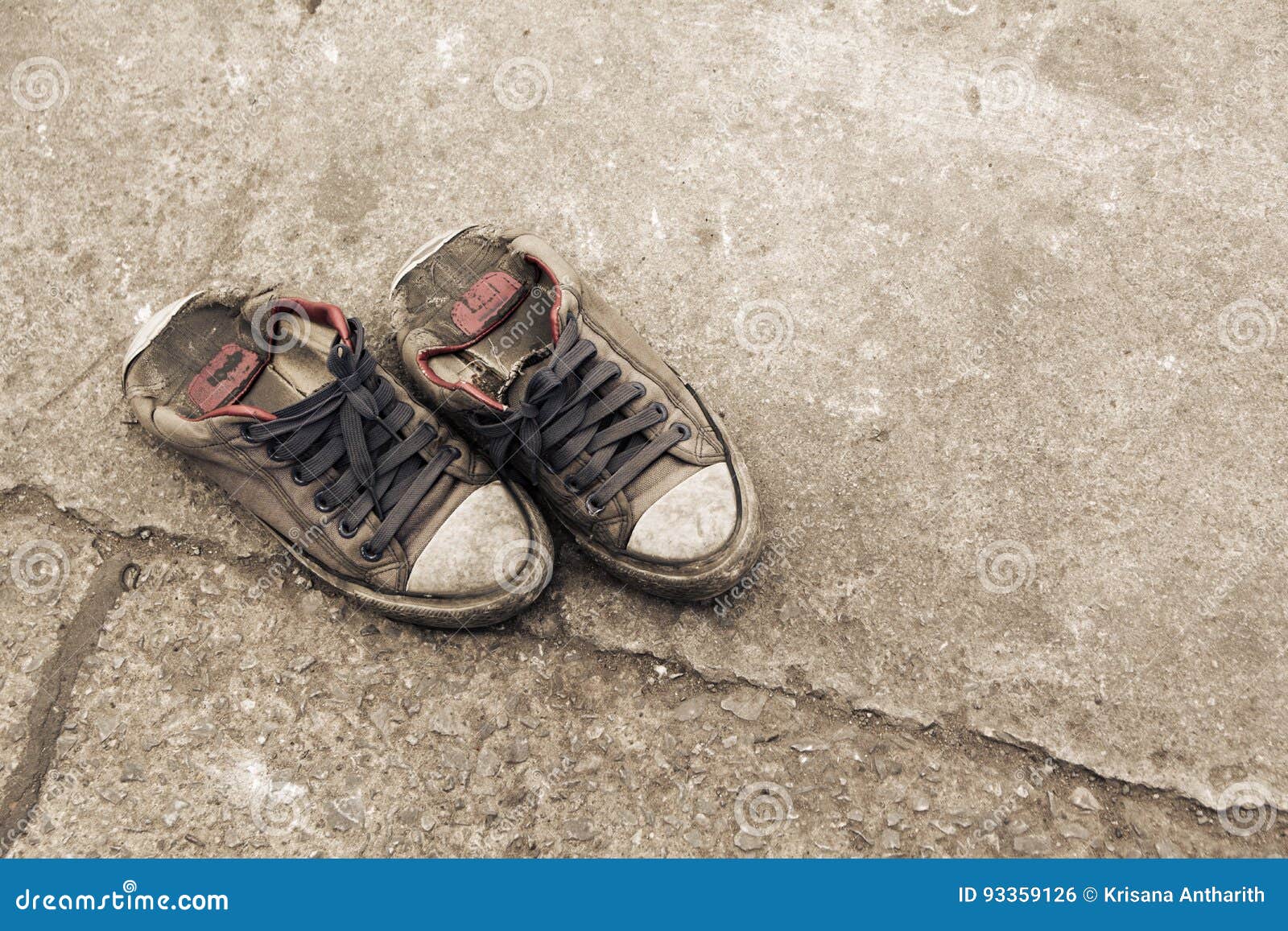 Paar Vuile Zwarte Tennisschoenen Op Straat Stock Foto - Image of stijl ...