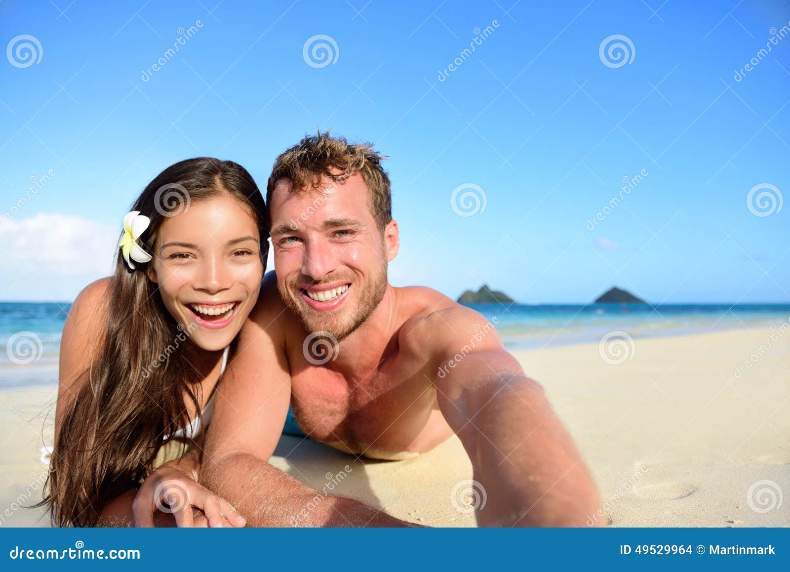 Paare Die Auf Dem Strand Macht Selfie Foto Sich Entspannen Stockfoto Bild Von Kamera Schauen