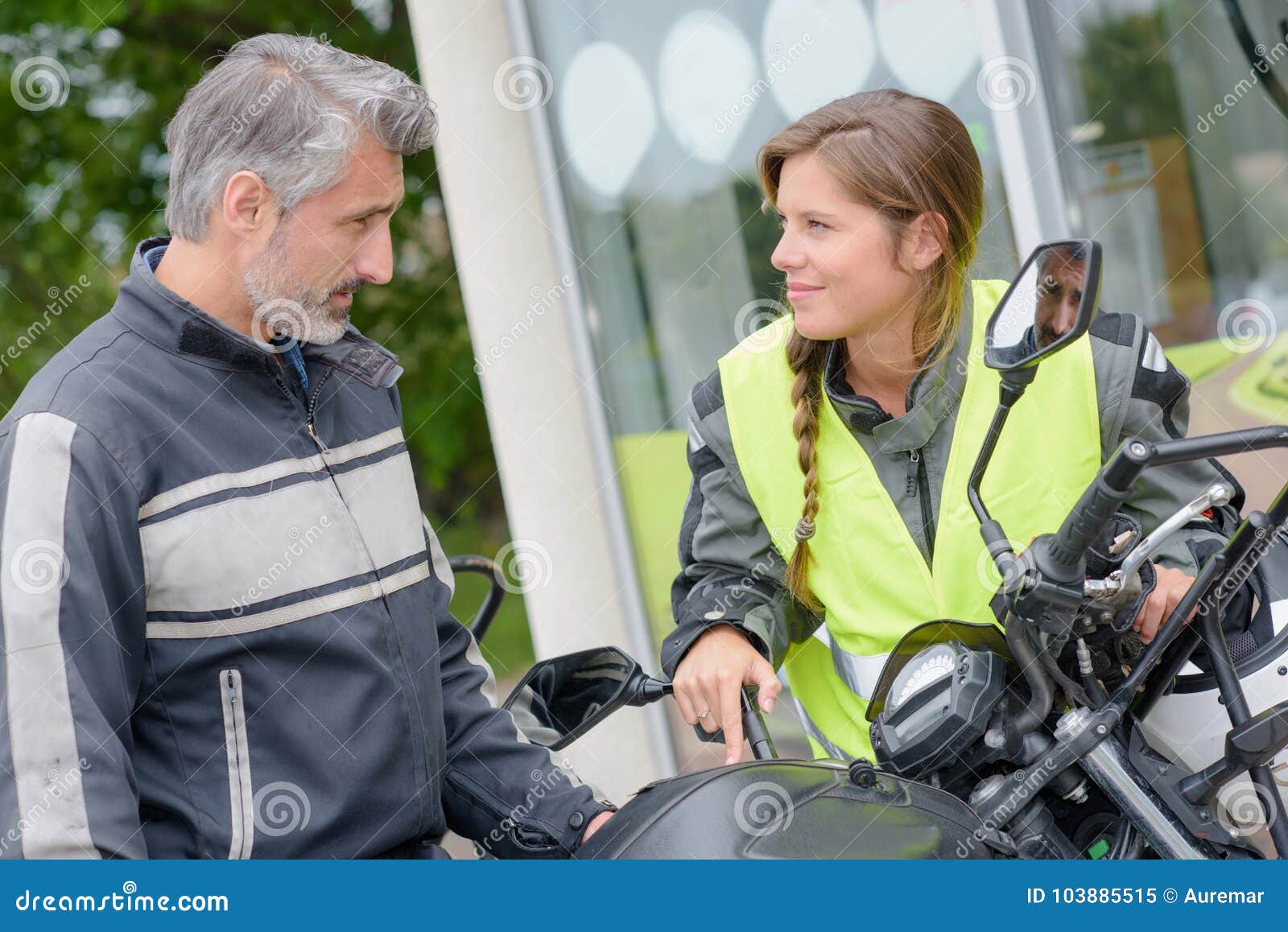 Paare Die Neues Motorrad Versuchen Stockbild Bild Von Mann Recht 103885515