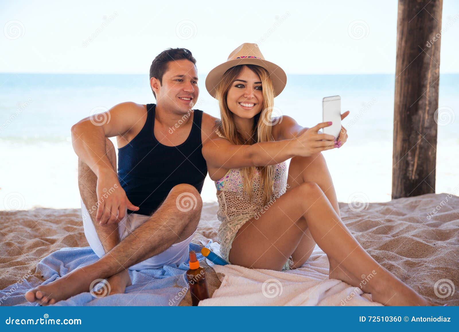 Paare Am Strand Der Ein Selfie Nimmt Stockfoto Bild Von Flitterwochen Männer 72510360