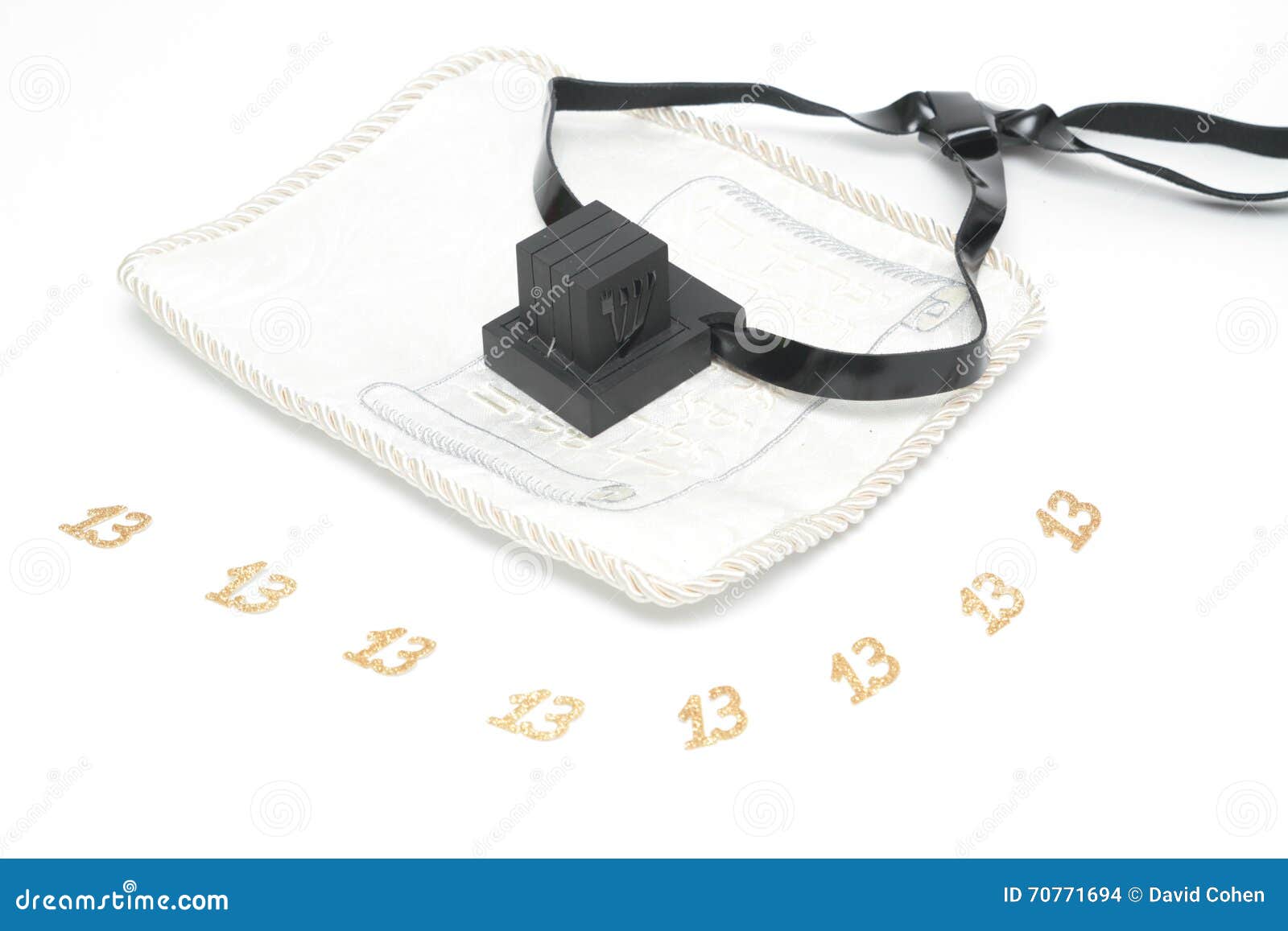 Paare tefilin und Symbol Tallit A der jüdischen Leute, ein Paar tefillin mit schwarzen Bügeln, lokalisiert auf einem weißen Hintergrund, mit Raum für Text (Bar Mizwa-Juden 13 Jahre alt)