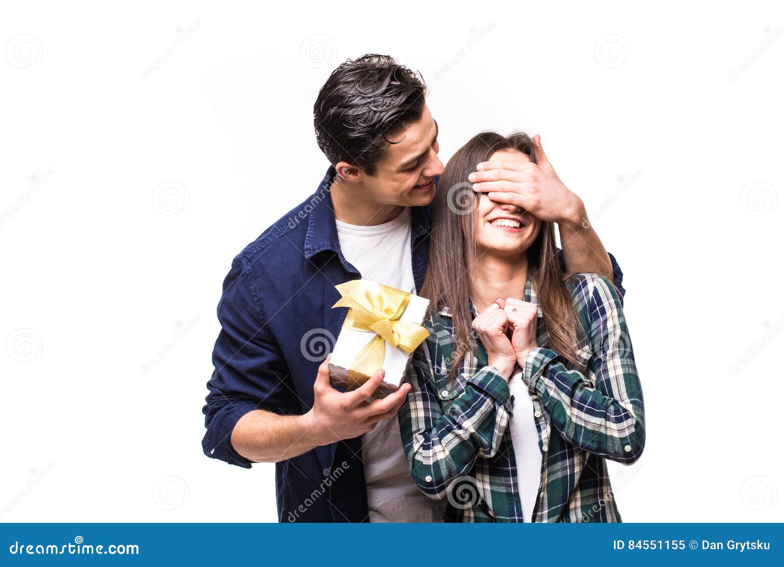 Paargeschenkanteil Junger Mann Machen Eine Uberraschung Fur Seine Freundin Stockbild Bild Von Uberraschung Junger