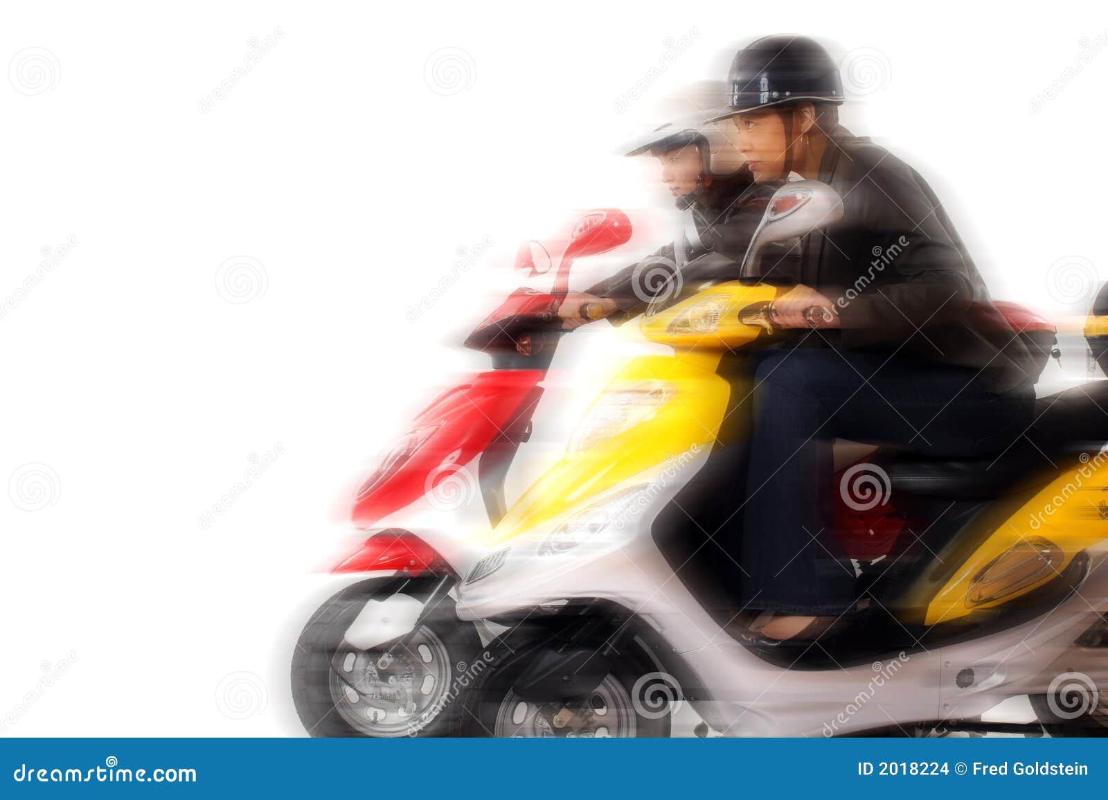 Paarmädchen, Die Auf Elektrischem Roller Laufen Stockfoto Bild von