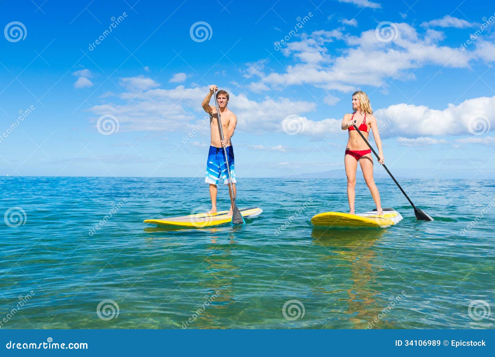 bungeejumpen dier Ambassadeur Paartribune Op Peddel Die in Hawaï Surfen Stock Afbeelding - Image of pret,  vakantie: 34106989