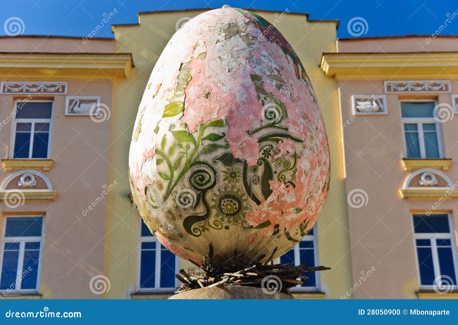 Пасха в литве 2024. Вильнюс памятник яйцу. Скульптура яйца Вильнюс. Памятнику пасхальному яйцу Вильнюс. Памятник пасхального яйца.