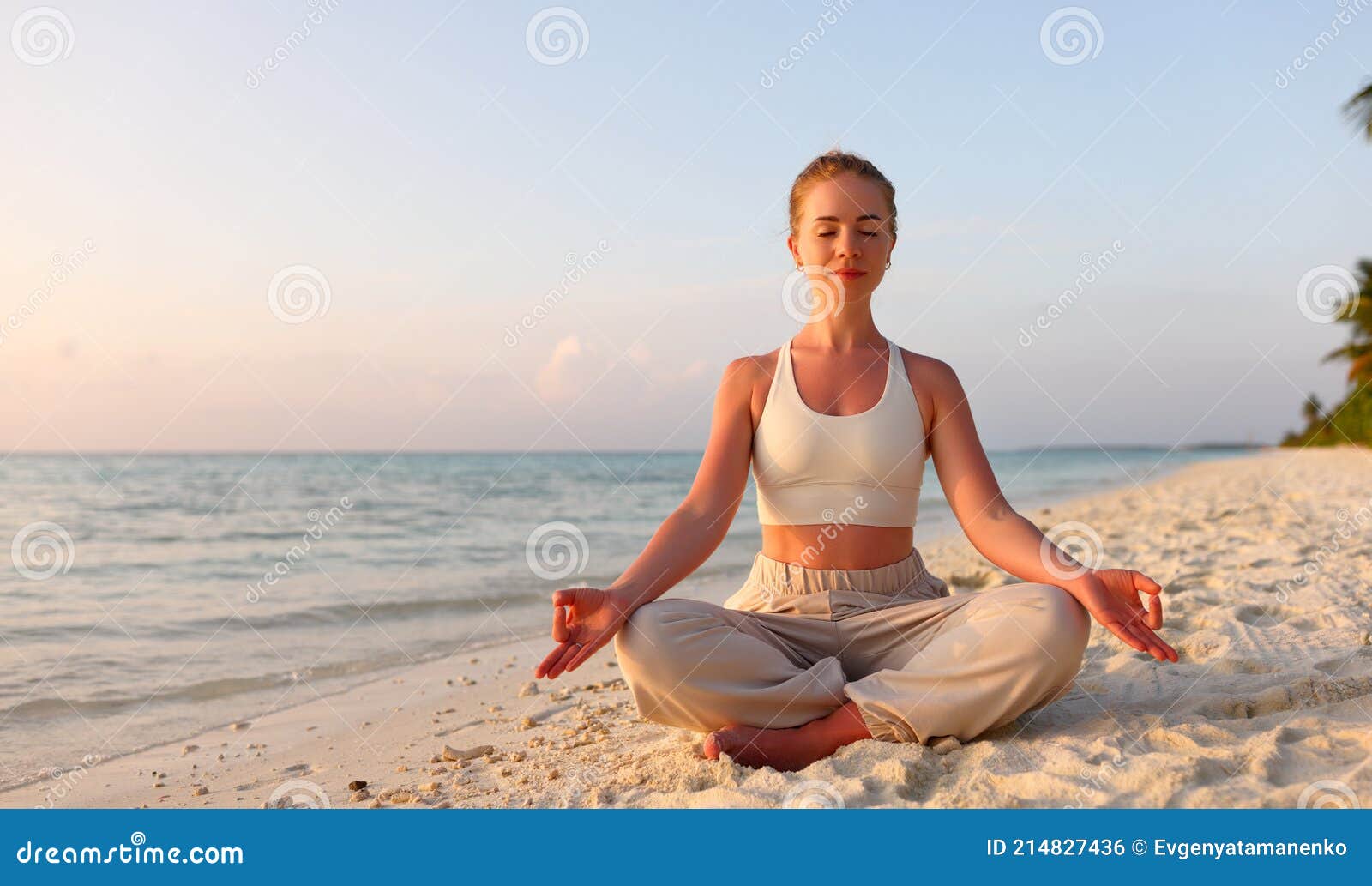 Pacífica Mujer Meditando En Padmasana En La Costa Foto de archivo - Imagen  de cubo, oscuridad: 214827436