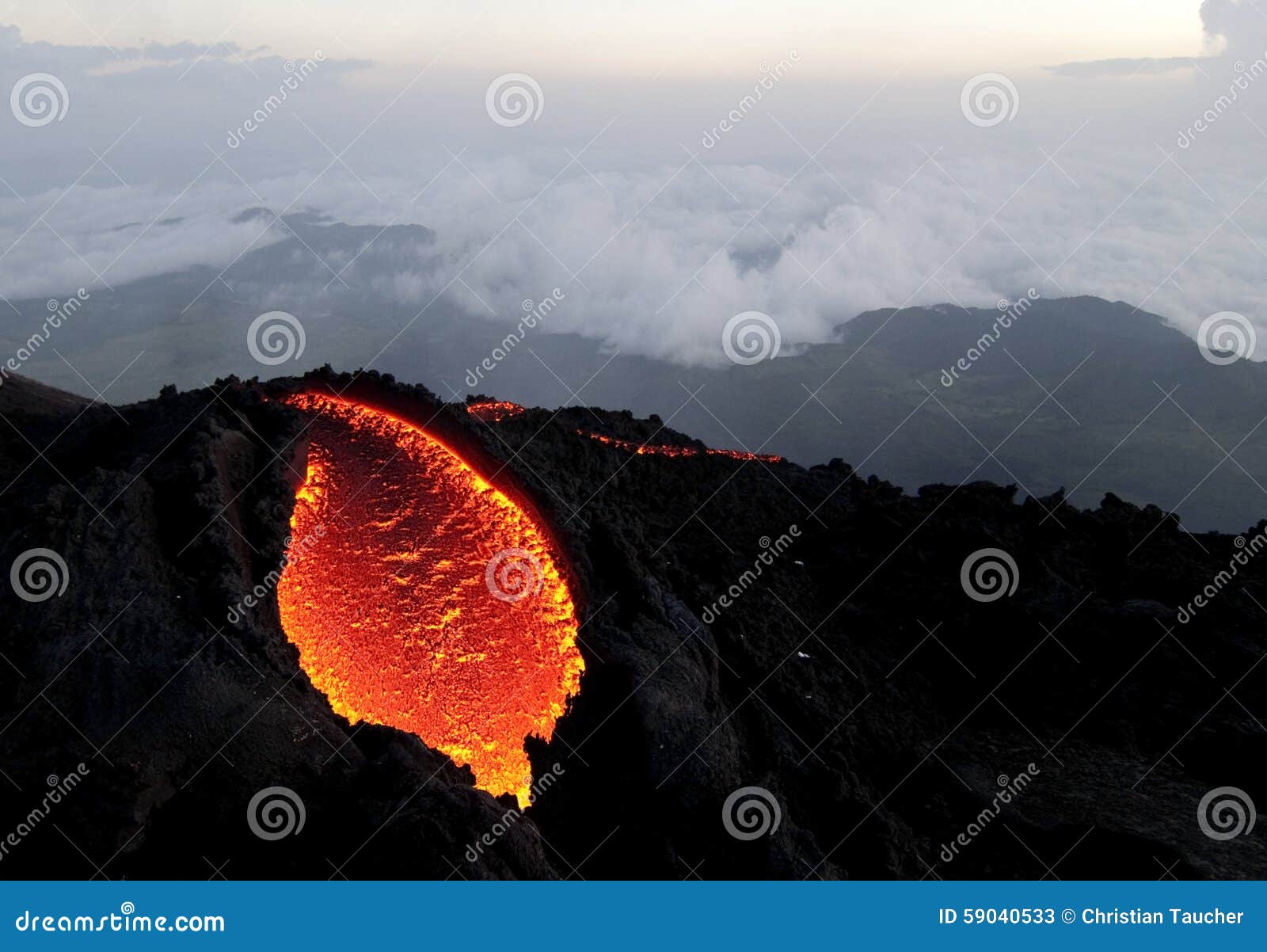 the pacaya vulkan is bleeding