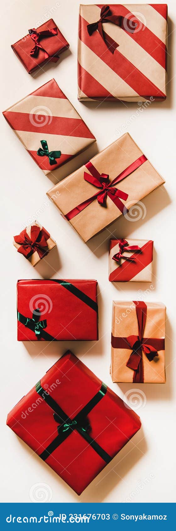Pacchi Regalo Festivi in Carta Da Imballaggio Per La Composizione Verticale  Di Natale Immagine Stock - Immagine di casella, arco: 231676703