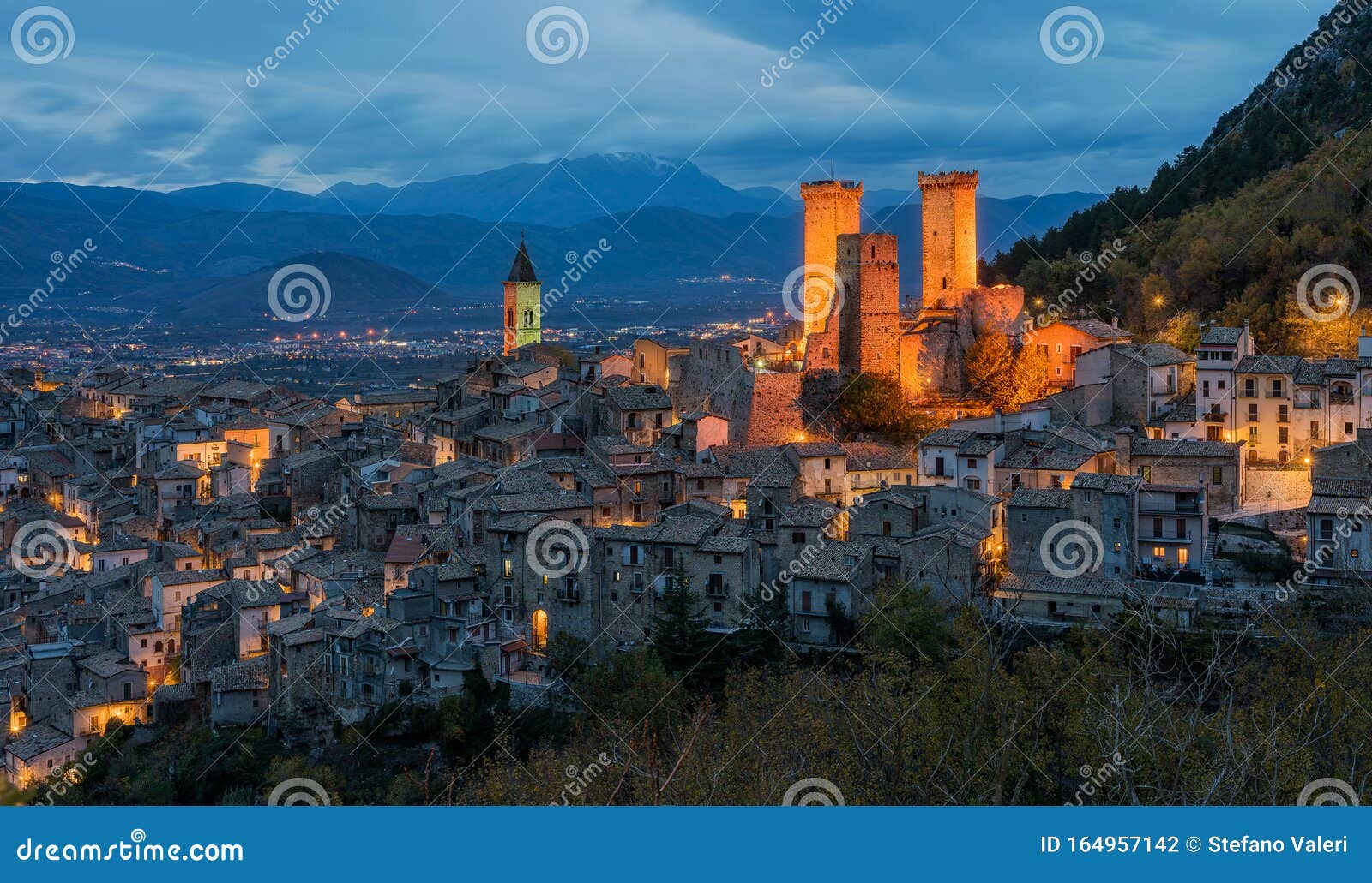 Pacentro Iluminado Por La Noche, Aldea Medieval En La Provincia De L