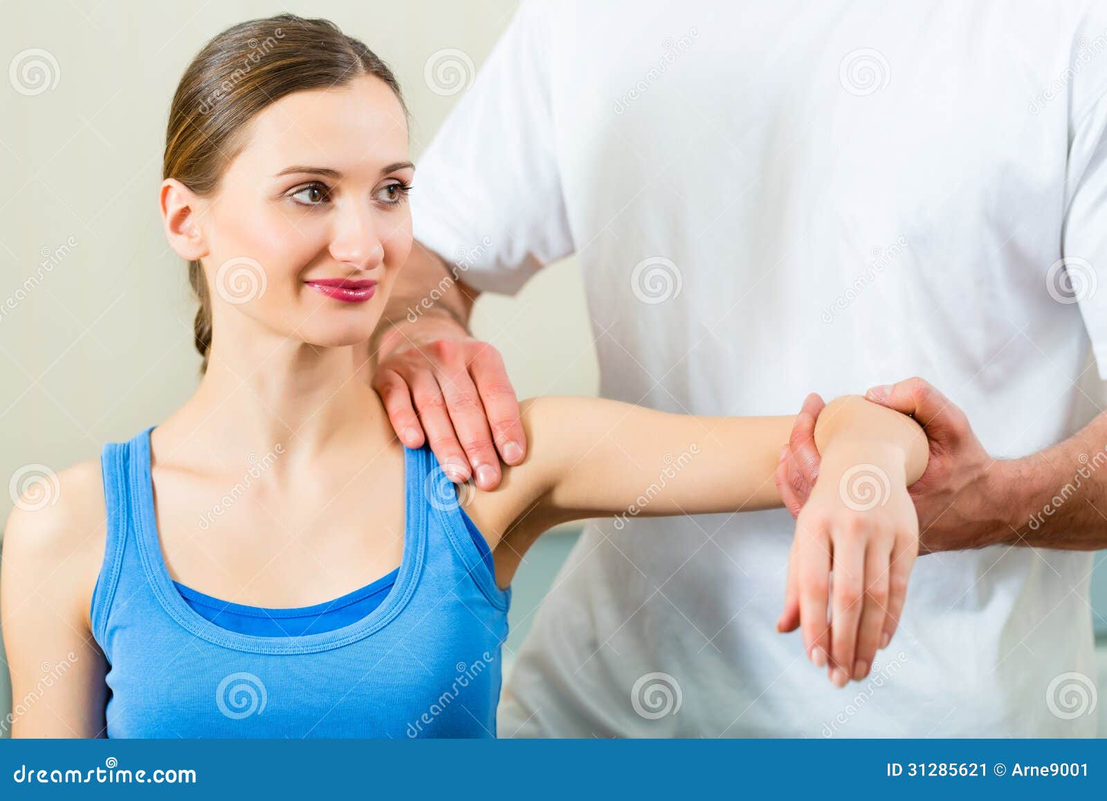 Paciente En La Fisioterapia Que Hace Terapia Física Imagen ... Paciente En La Fisioterapia Que Hace Terapia Física Imagen ...