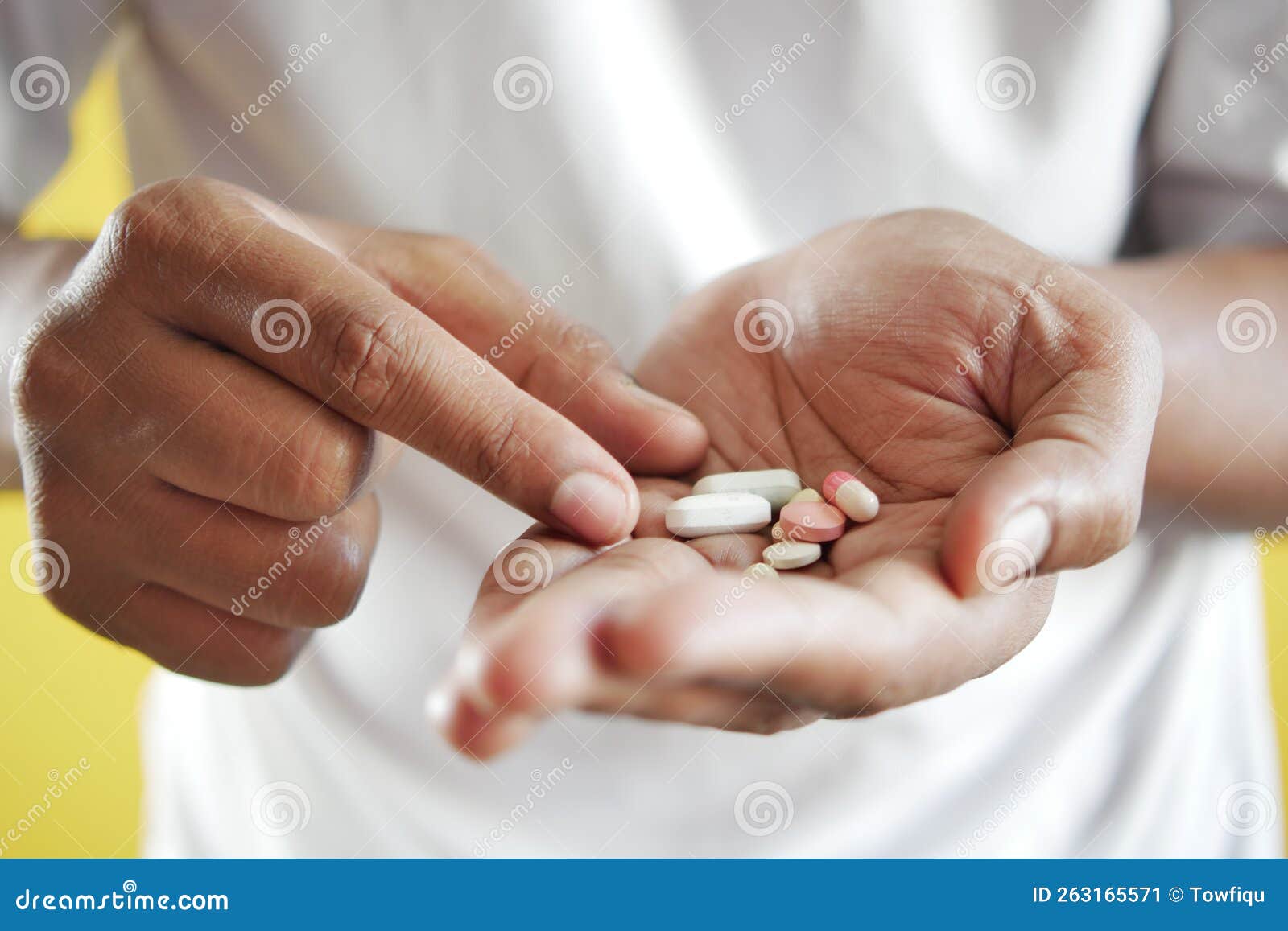 Paciente Tomando Muchas Pastillas En La Mano Imagen de archivo - Imagen