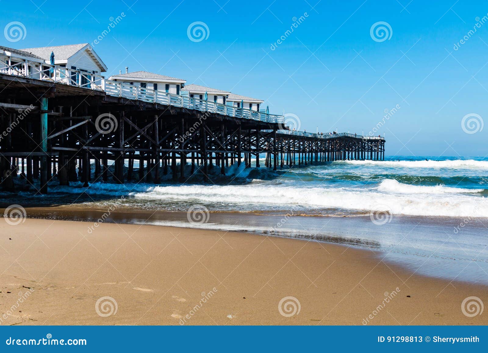 Pacific Beach In San Diego California With Crystal Pier Cottages