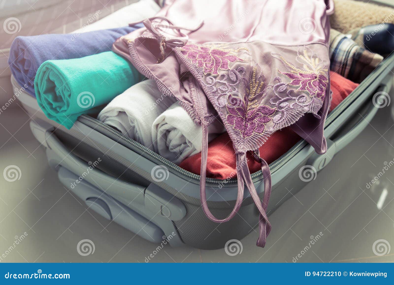 https://thumbs.dreamstime.com/z/packing-clothes-travel-bag-luggage-people-concept-front-view-94722210.jpg