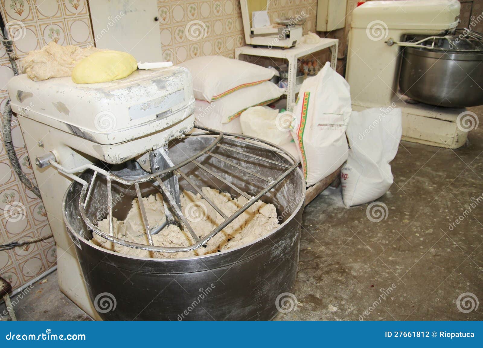 https://thumbs.dreamstime.com/z/paddle-mixer-industrial-bakery-27661812.jpg