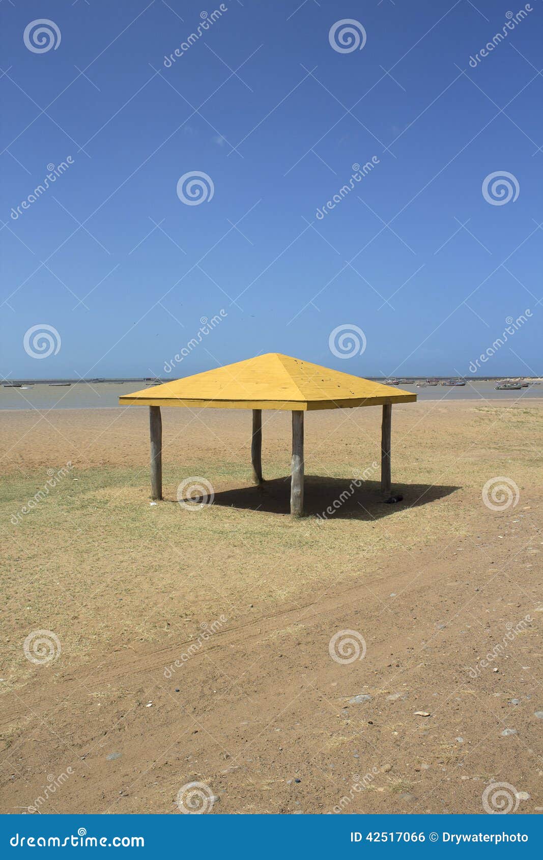 Padiglione della spiaggia. Un pavillion della spiaggia dall'oceano