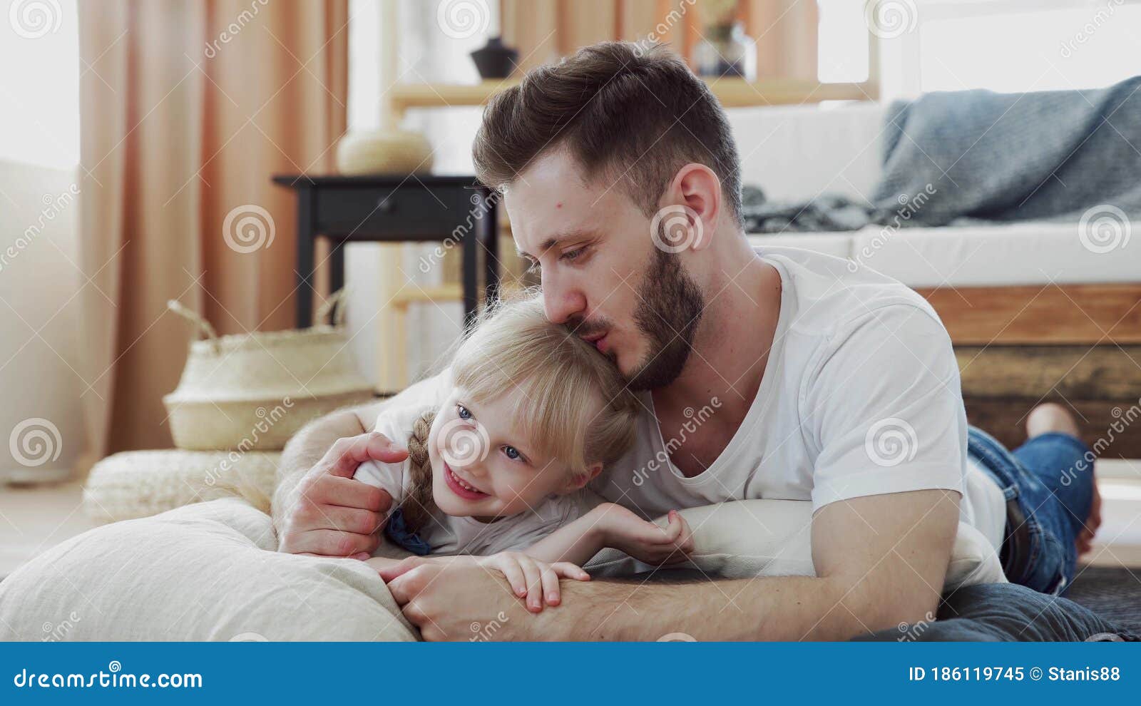 Padre Amoroso Abrazando Y Besando a Su Hija En El Suelo. Niño Feliz Y Papá  Que Se Siente Feliz. Padre Apuesto Y Su Imagen de archivo - Imagen de  concepto, hembra: 186119745