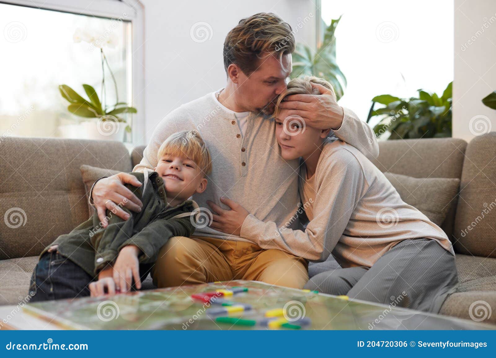 Padre Amoroso Con Dos Hijos Foto de archivo - Imagen de casero, juego:  204720306